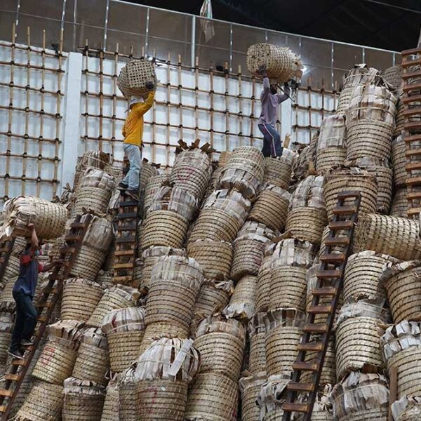 Sejumlah pekerja menata tembakau rajangan di gudang penyimpanan PT Gudang Garam Bulu, Temanggung, Jateng, Selasa (1992023). ANTARA FOTOAnis Efizudin