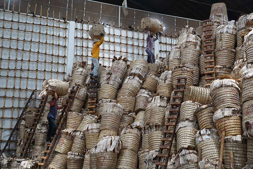 Sejumlah pekerja menata tembakau rajangan di gudang penyimpanan PT Gudang Garam Bulu, Temanggung, Jateng, Selasa (1992023). ANTARA FOTOAnis Efizudin