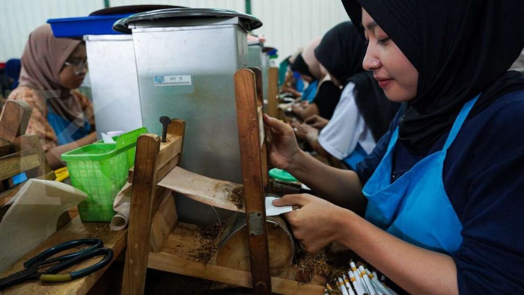 Pekerja pelinting sigaret kretek tangan. DOK: KOTNAN