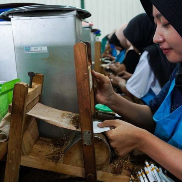 Pekerja pelinting sigaret kretek tangan. DOK: KOTNAN