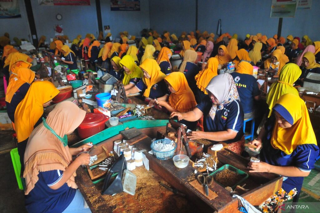 Pekerja sigaret kretek tangan
