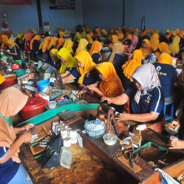 Pekerja sigaret kretek tangan
